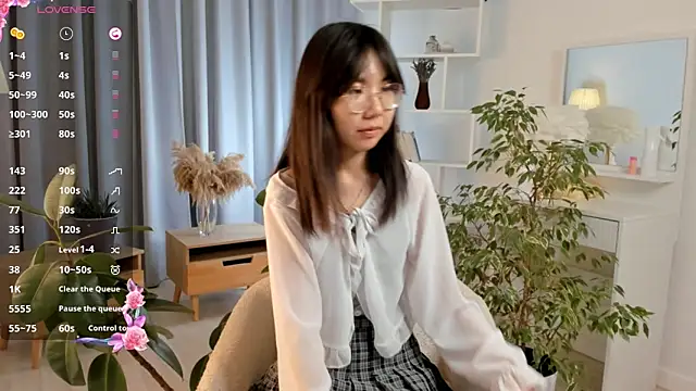 UdelaDodson online show from October 4, 2025, 3:21 pm