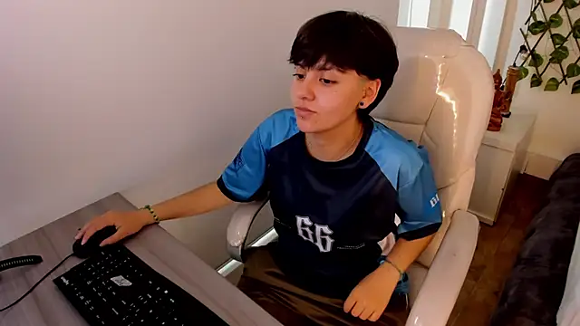 Nathaly ds online show from December 2, 2025, 7:42 pm