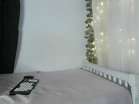 lishainparis18 online show from September 27, 2025, 4:34 pm