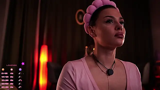 MaryHols online show from October 15, 2025, 4:18 pm