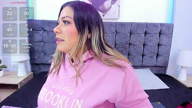 Snapshot of isabella_horney_ chatting on November 6, 2025, 8:21 pm isabella horney online show from November 6, 2025, 8:21 pm