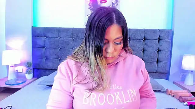 Snapshot of isabella_horney_ chatting on December 17, 2025, 7:53 pm isabella horney online show from December 17, 2025, 7:53 pm