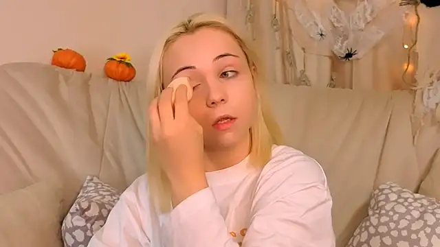 Charlotte Colinss online show from October 20, 2025, 5:19 am