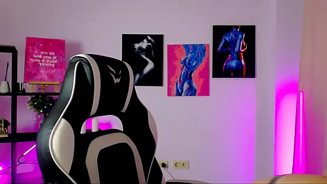 Charlotte Colinss online show from November 7, 2025, 4:23 am