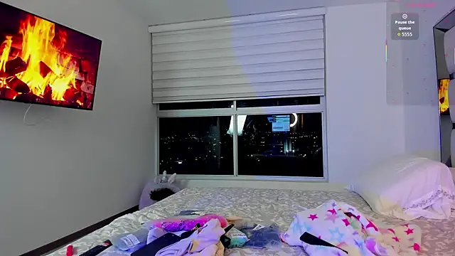 Michelle Ferrerr online show from December 21, 2025, 3:57 am