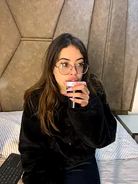 Isabela Colins online show from September 9, 2025, 12:59 pm