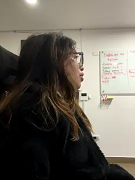 Isabela Colins online show from September 16, 2025, 11:33 am