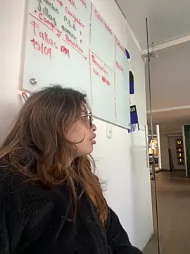 Isabela Colins online show from September 17, 2025, 12:40 pm