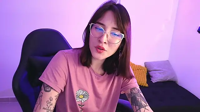 Yulienneg online show from November 20, 2025, 3:39 am