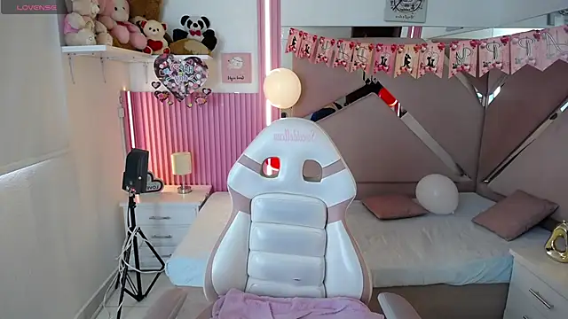 Mia garcia28 online show from February 6, 2026, 8:01 pm