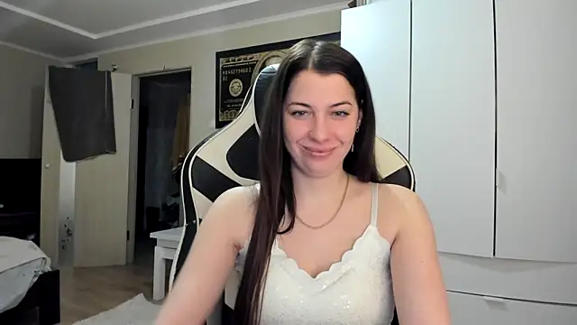 EmiLovsi online show from February 4, 2026, 5:41 pm