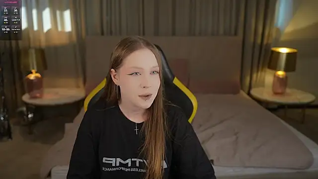 Esmie Smile online show from September 26, 2025, 2:21 pm