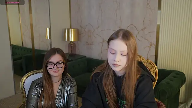 Esmie Smile online show from October 1, 2025, 11:05 am