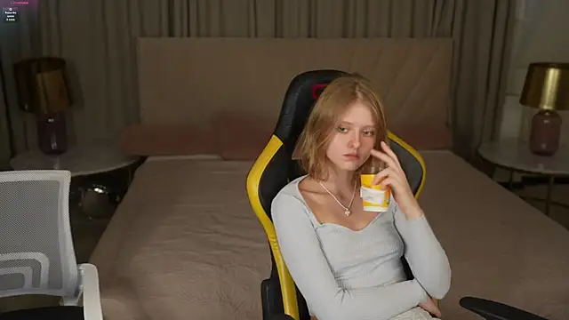 Esmie Smile online show from October 11, 2025, 2:48 pm