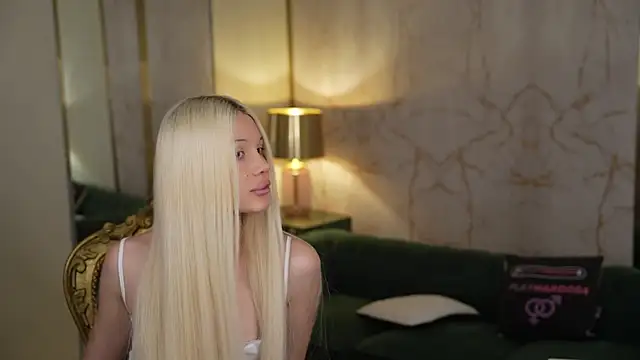 Esmie Smile online show from November 7, 2025, 4:07 pm