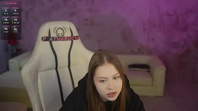 Esmie Smile online show from April 1, 2026, 1:39 am