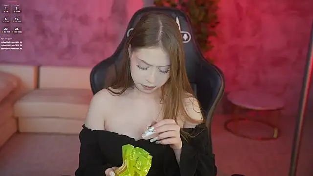 Snapshot of Esmie_Smile chatting on June 17, 2026, 1:30 am Esmie Smile online show from June 17, 2026, 1:30 am