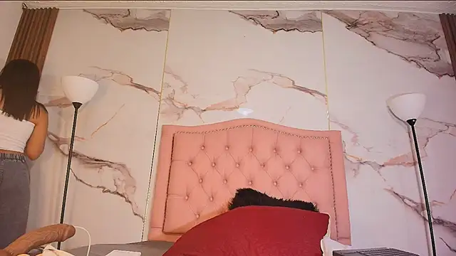 AlyaThompson online show from April 21, 2026, 4:52 am