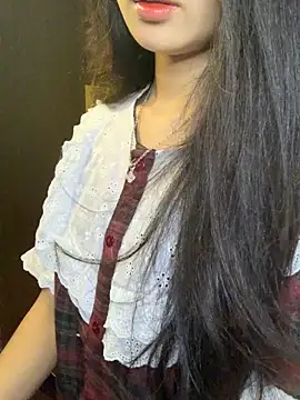 Nhinhi18 online show from April 9, 2026, 2:22 pm