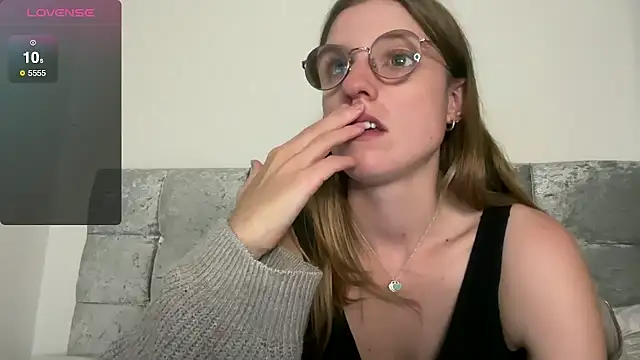 BustyKellyXXX online show from October 25, 2025, 6:35 pm