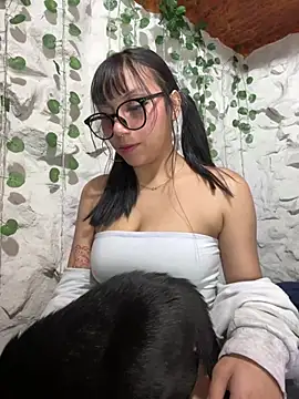 Snapshot of Maddy_w chatting on May 17, 2026, 3:26 am Maddy w online show from May 17, 2026, 3:26 am