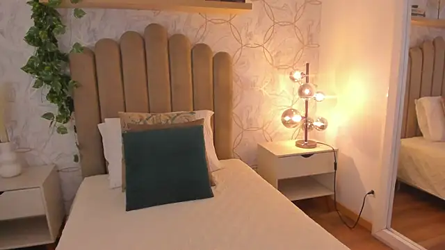 Zafiro22  online show from December 23, 2025, 3:37 am