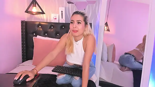 lucia-cute online show from March 9, 2026, 7:07 pm