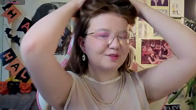 Sienna-Cow online show from October 29, 2025, 11:45 am