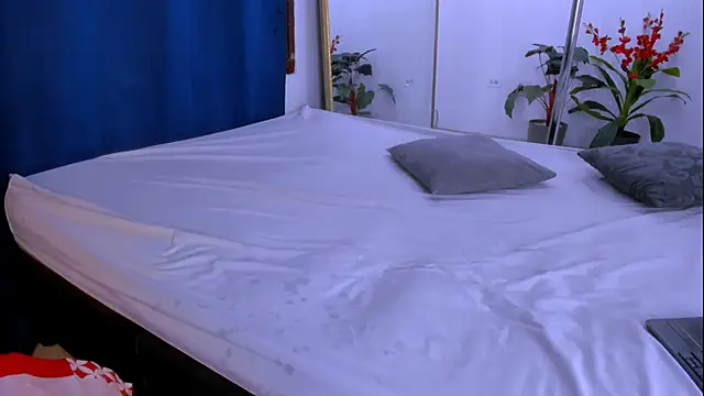 nahomy ryans online show from December 15, 2025, 4:11 pm