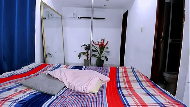 nahomy ryans online show from December 20, 2025, 11:34 pm