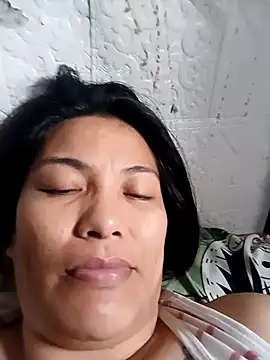 Snapshot of Uniquebeauty32 chatting on March 18, 2026, 10:35 pm Uniquebeauty32 online show from March 18, 2026, 10:35 pm