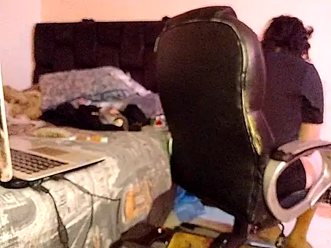 saenzjulieta1 online show from October 12, 2025, 3:11 pm