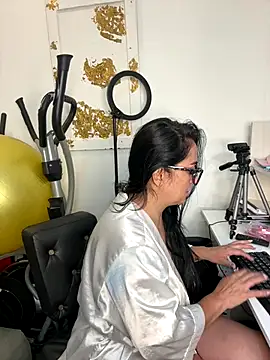 hotadhara01 online show from November 6, 2025, 3:13 pm