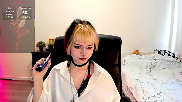 LiyaLuna online show from November 19, 2025, 10:48 am