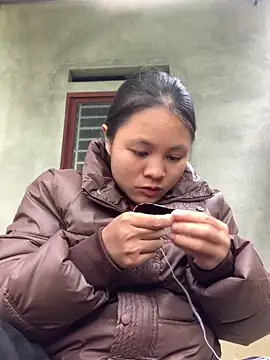 NhuFox online show from December 18, 2025, 6:19 am