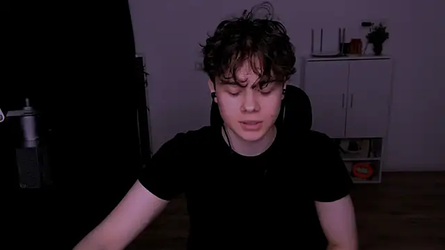 Tom-Eros online show from April 19, 2026, 7:49 pm