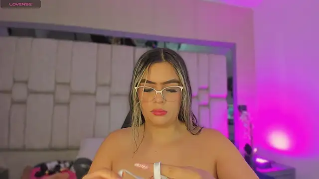 Samarafernandez online show from September 27, 2025, 3:11 am