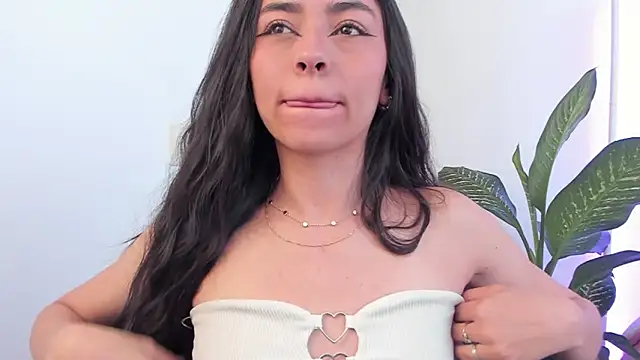 Snapshot of canelleGarces chatting on April 23, 2026, 12:29 pm canelleGarces online show from April 23, 2026, 12:29 pm