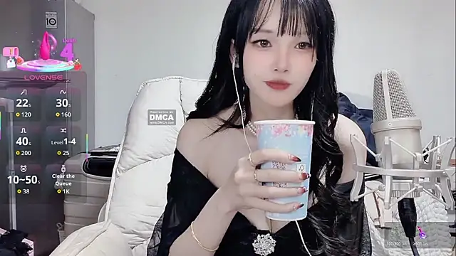Snapshot of twlilybae chatting on April 1, 2026, 11:44 am twlilybae online show from April 1, 2026, 11:44 am