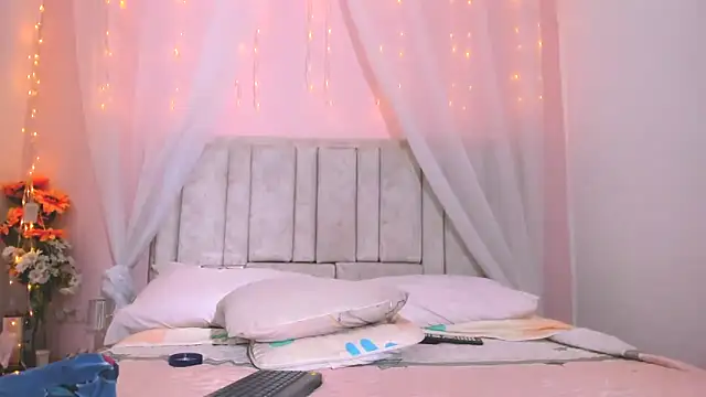 Rachellcooperrr online show from October 19, 2025, 10:43 pm