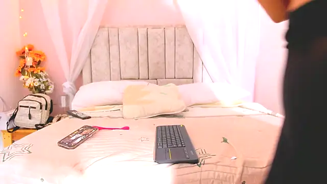 Rachellcooperrr online show from October 20, 2025, 10:49 am