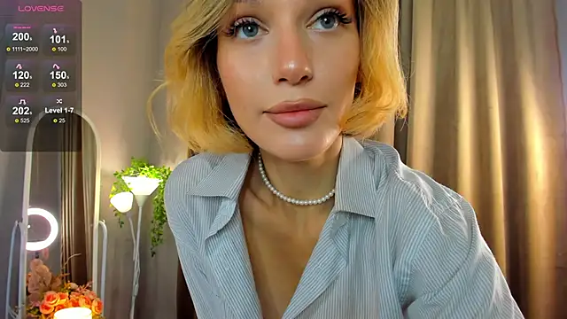 Ice Strawberry online show from September 18, 2025, 2:13 am