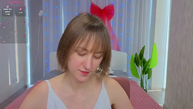 LuluChiiii online show from January 12, 2026, 11:04 am