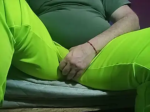 BabyBearMilk online show from November 10, 2025, 2:21 am