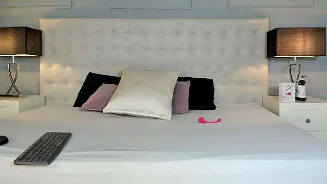 KellyRooss online show from October 1, 2025, 12:00 pm