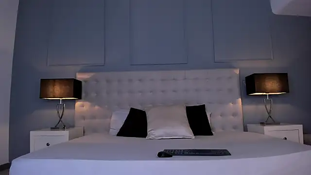 KellyRooss online show from November 22, 2025, 12:15 pm