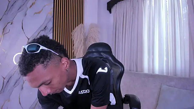 JulienSaint online show from April 18, 2026, 11:58 am