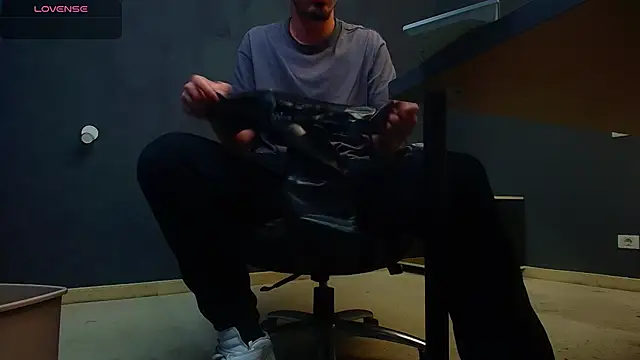 EnzoRace online show from November 4, 2025, 5:50 am