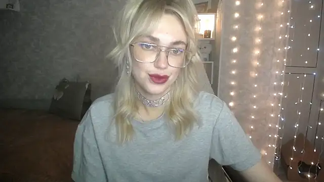 NickyAdamidi online show from October 5, 2025, 3:32 pm