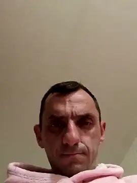 hotmen83 online show from April 17, 2026, 10:02 pm